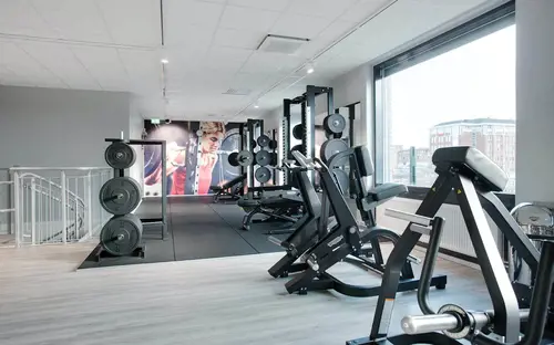 STC Industrigatan 10F Malmö - Kom i form på 90 dagar! STC Livsstilsprogram hjälper dig att gå ner i vikt på ett säkert och hållbart sätt genom att förändra ditt tankesätt kring kostvanor och träningsrutiner. Tillsammans med vår livsstilscoach tränar du i PT Small Group för att nå din målvikt.Möts av den lyxiga träningsmiljön och den bubblande glädjen som infinner sig på STC.Låt endorfinerna flöda i takt till musiken på funktionella ytor, moderna styrke- och konditionsmaskiner.Tillsammans med engagerade instruktörer och virtuella gruppträningspass kan du prova allt från yoga till tuffa BODYPUMP® pass.GymträningLåt endorfinerna flöda i det breda utbudet av moderna träningsmaskiner.CyklarTrampa igång svetten och känn hur konditionen förbättras på cykeln.CrosstrainerStäll dig på en crosstrainer och träna 80% av kroppens muskler. Ett skonsamt komplementet till löpning och skidåkning.RoddKanotist eller inte - oavsett så kan du träna upp styrka, kondition och uthållighet med roddmaskinen.SkiergTräna dig inför skidsäsongen året om med hjälp av skiergmaskinenLöpbandUppnå "runners high" på något av våra moderna löpband!STC - Kom iform på STC Industrigatan 10F Malmö SorgenfriHär, i hjärtat av Sorgenfris gamla industrikvarter i Malmö finner du träningsglädje fördelat på fem plan! Gymmet erbjuder träning på moderna och förstklassiga konditions- och styrketräningsmaskiner framför stora luftiga panoramafönster som ger mer energi till din träning.Detta Malmö gym bjuder på roliga gruppträningspass för dig som vill variera din träning och träna tillsammans med andra. Här får du guidning och peppning av våra välutbildade instruktörer oavsett om du föredrar ett lugnare eller mer pulshöjande tempo. På gymmets takterrass tränar du under bar himmel i den friska luften. Här hittar du vår träningsrigg. Om du vill förbättra din kondition, få en starkare kropp eller en mer hälsosam livsstil finns våra personliga tränare alltid nära till hands för att du ska nå nya höjder med din träning.. Med närhet till fler av våra gym i Malmö."STC driver både kompletta träningsanläggningar för hela familjen samt mindre expressklubbar med tonvikt på styrka och kondition.Vårt breda utbud av gruppträning baseras på program från världens största leverantör, Les Mills.Våra gruppträningsinstruktörer är självklart certifierade och licensierade. Vi erbjuder träning för alla människor i alla åldrar."På vårt stora fräscha STC-gym känner du pulsen och träningsglädjen så fort du kliver in i gymmet.Här finns den senaste utrustningen för kondition och styrka, gruppträning, virtuell träning, proffsiga personliga tränare, kids club och cafédel.Med närhet till fler STC-gym runt om i området.Vi erbjuder dig ett brett träningsutbud, generösa öppettider &amp; över 180 gym att träna på.Erbjudande: Köp ett flexibelt gymkort från 299 kr/mån på STC med fri kort- &amp; startavgift.- Gruppträning.- Fräscha anläggningar.- Personlig träning.- Över 200 online pass.&nbsp;Om STCVi på STC tror på gemenskap och har därför sedan starten 1998 skapat miljöer där människor i alla åldrar kan träffas och träna för ett friskare liv.Vi har även ett stort grupptränings-utbud av egenutvecklad grupptränings-koncept där instruktörerna utbildas och licensieras löpande.&nbsp;Våra gym har den senaste tränings-utrustningen från tex. Cybex och Concept Träningsredskap av bästa kvalitet.Våra personliga tränare är certifierade och licensierade för att kunna erbjuda bästa möjliga personliga träning till våra medlemmar.Om STC - Över 200 gym från norr till söderVi på STC tror på gemenskap och har därför sedan starten 1998 skapat miljöer där människor i alla åldrar kan träffas och träna för ett friskare liv.Träningsanläggningarna är designade för att tillgodose ett varierat utbud av gruppträning som främst baseras på program från Les Mills, det världsledande företaget inom gruppträning där alla våra gruppträningsinstruktörer är certifierade och licensierade för att alltid leverera kvalitet.Vi har även ett stort gruppträningsutbud av egenutvecklad gruppträningskoncept där instruktörerna utbildas och licensieras löpande.Våra gym har den senaste träningsutrustningen av bästa kvalitet och våra personliga tränare är certifierade och licensierade för att kunna erbjuda bästa möjliga personliga träning till våra medlemmar.AffärsidéPassion för träning och att förbättra folkhälsan i Sverige har alltid varit grunden på STC, och lever vidare än idag.Vi vill genom ett brett träningsutbud som kännetecknas av glädje, passion och gemenskap erbjuda alla människor i alla åldrar träning och rörelse för ett friskare och lyckligare liv.Med vårt innehållsrika och prisvärda utbud strävar vi efter att vara en unik aktör inom friskvårdsbranschen.Glädje, passion, personlighet, proffsighet och gemenskap präglar våra klubbar och vår vardag i en härlig miljö.Hos oss är det alltid rent och fräscht, sällan kö till utrustningen och en skön atmosfär där alla passar in. Vi vet att om träningen finns nära så är chanserna att du kommer i gång mycket större!Vi finns på många platser i Stockholm för att du ska ha nära till träningen. Dessutom har vi öppet alla dagar klockan 05.00 – 23.00 för medlemmar.Träning kan göra underverk för din hälsa! Genom fysisk aktivitet kan du både förebygga och behandla många sjukdomar.På STC får du som blivit ordinerad Fysisk aktivitet på recept, FaR®, rabatterat pris på din träningFysisk aktivitet på recept innebär att legitimerad vårdpersonal ordinerar fysisk aktivitet.Aktiviteten blir en del av behandlingen och anpassas efter dina egna förutsättningar och önskemål.Det finns stort vetenskapligt stöd för att Fysisk aktivitet på recept (FaR®) fungerar.De positiva effekterna får du oavsett ålder eller tidigare träningsvana. Det är alltså aldrig för sent att börja röra på dig.Du som är otränad kommer snabbt att bli fysiskt starkare.Helsingborg CityHelsingborg HästmöllegrändenHelsingborg MariastadenHelsingborg OlympiaLandskronaMalmö HyllieMalmö LimhamnMalmö SorgenfriStaffanstorpTrelleborgYstadKil's kraftsport center